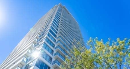 青空を背景にした高層マンション