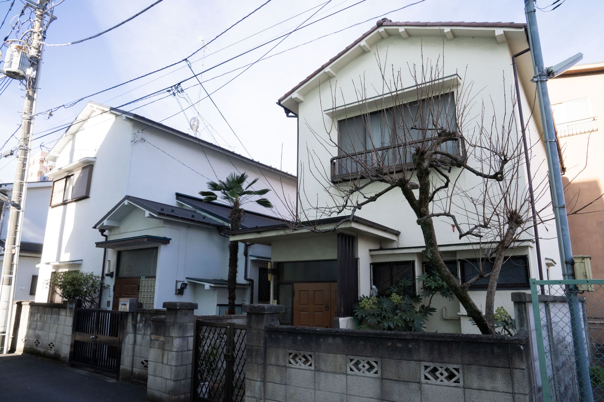 静かな住宅街に建つ一戸建ての外観