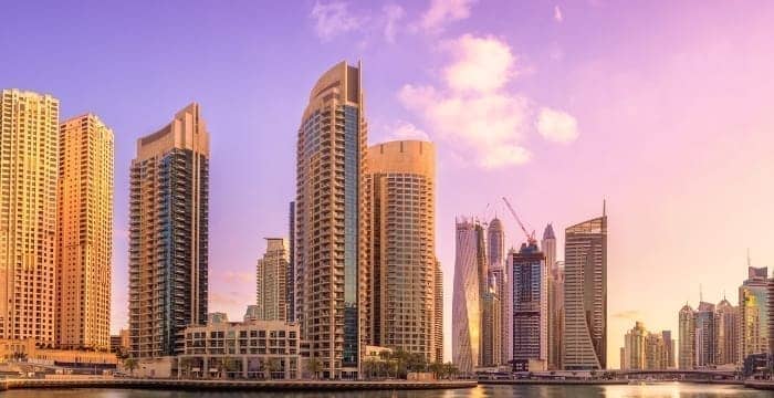 夕暮れ時の海外マリーナエリアに立ち並ぶ高層ビル群