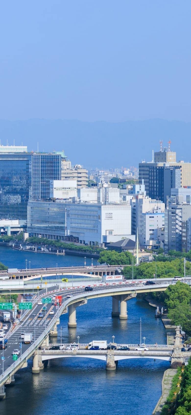川と橋が見える大阪の都市景観